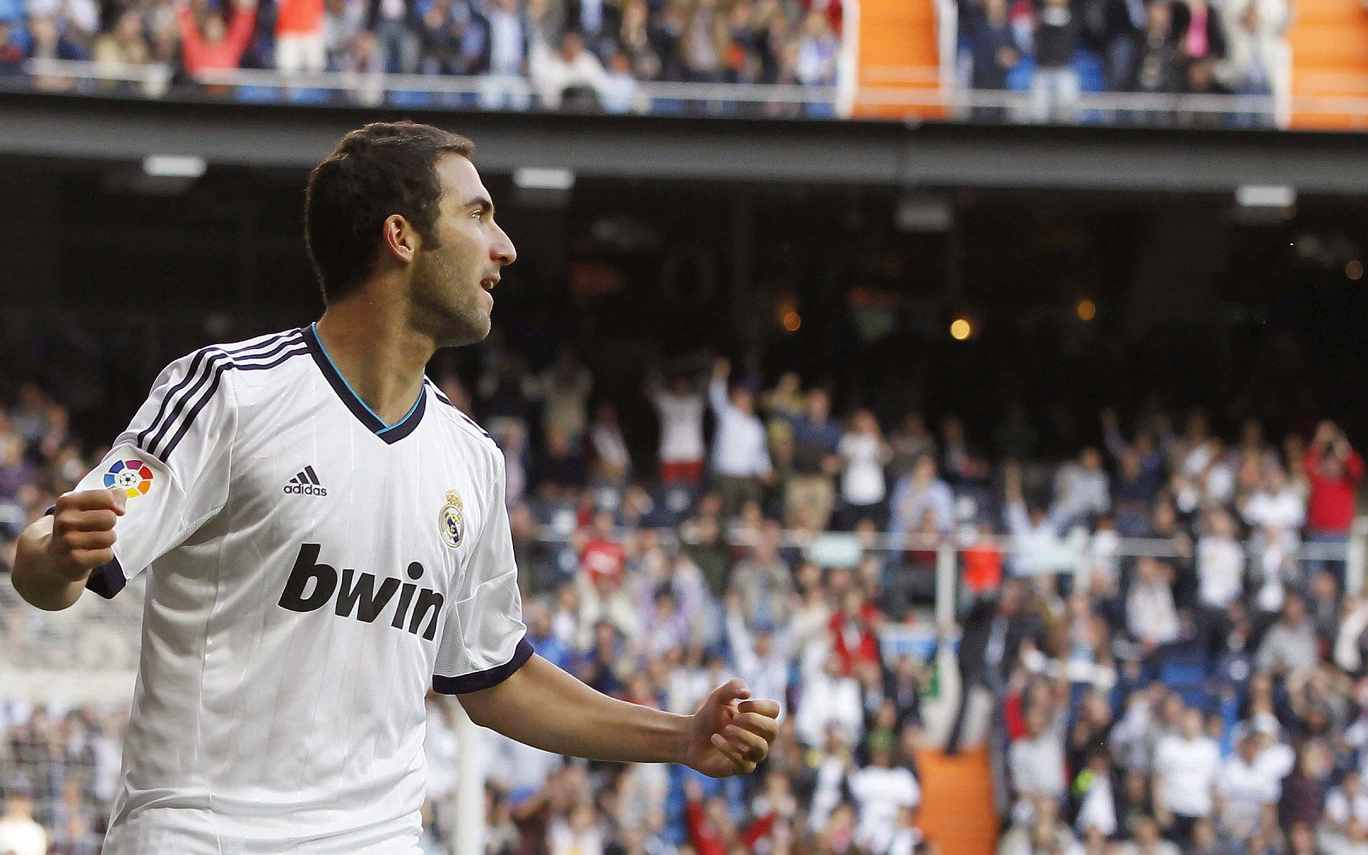 AC米兰对阵委内瑞拉，马丁内利连续得分拉开差距，一场跨越时空的足球狂想